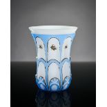 Becher.  Alabasterglas mit hellblauem Überfang. Goldbemalung. Josephinenhütte. Schreiberhau, um 184