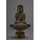 Guanyin. Dhyana Asana. Reich geschmückt. Separater Lotossockel auf hexagonalem Fuß. Bronze mit Rest