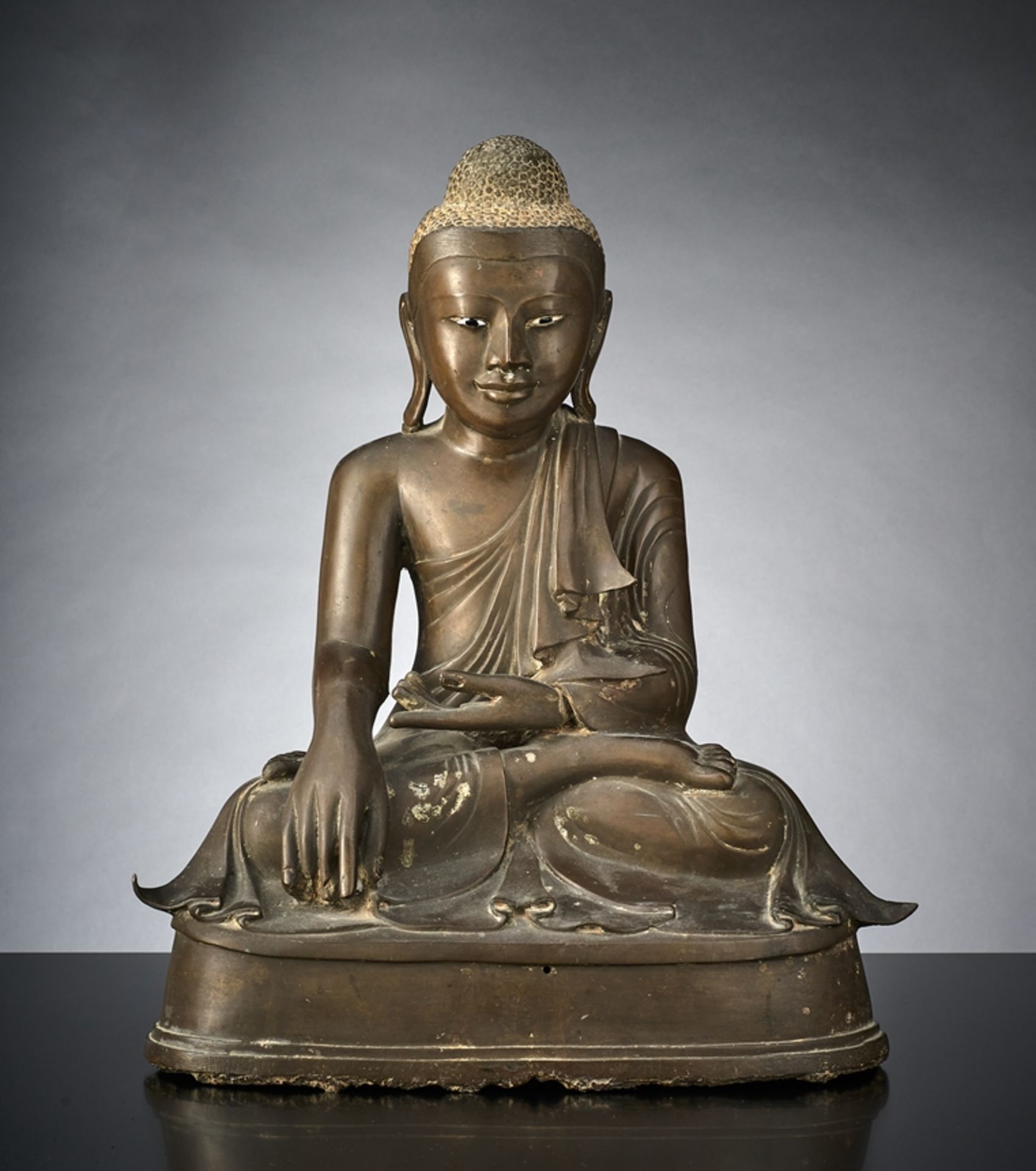 Sitzender Buddha.  Dhyana asana. Bhumisparsa mudra. Burma/Mandalay. Konbaung Dynastie, 19. Jh. Bron