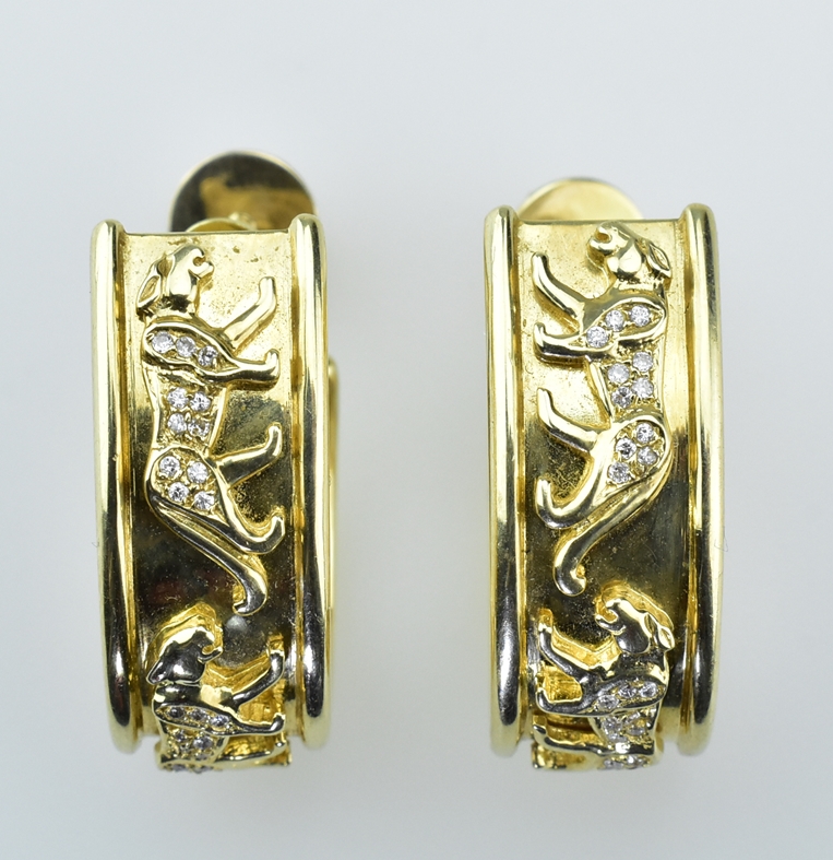 Paar Ohrringe. Pantherreliefs mit Diamanten. 18 ct. GG. Schraubverschluß. 25,5 g