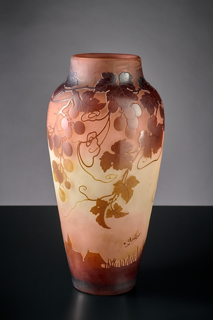 Große Gallé-Vase. Balusterförmig. Mehrfach überfangen. Mattiert und geätzt. Ungewöhnlicher Dekor m