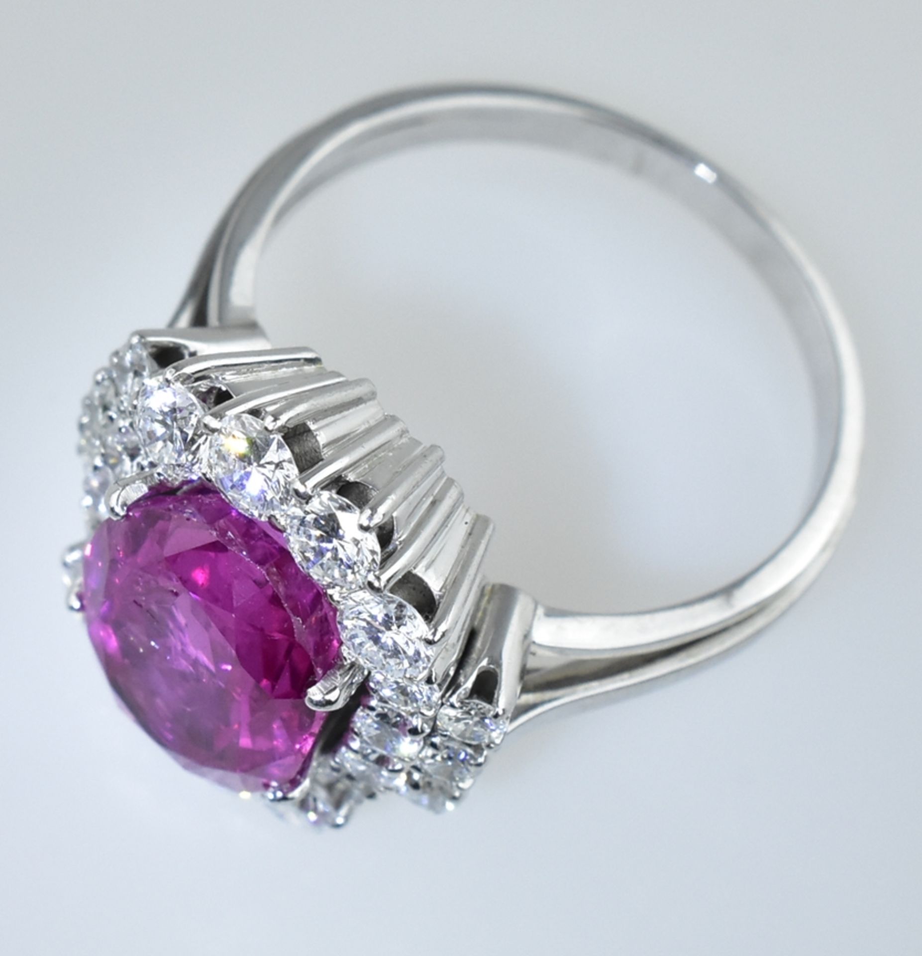 Prachtvoller Ring mit purpurfarbenem Saphir. Sehr seltener purpur-pinkfarbener Burma-Saphir. Gemisc - Image 2 of 3