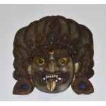 Mahakalamaske. Gesicht aus Bergkristall. Montierung aus Kupfer mit filigranem Dekor und gefassten S