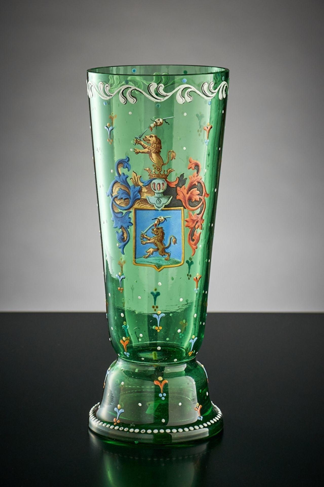 Wappenhumpen. Leicht konisch. Grünglas mit polychromer Emaille-Bemalung. Fritz Heckert, Petersdorf