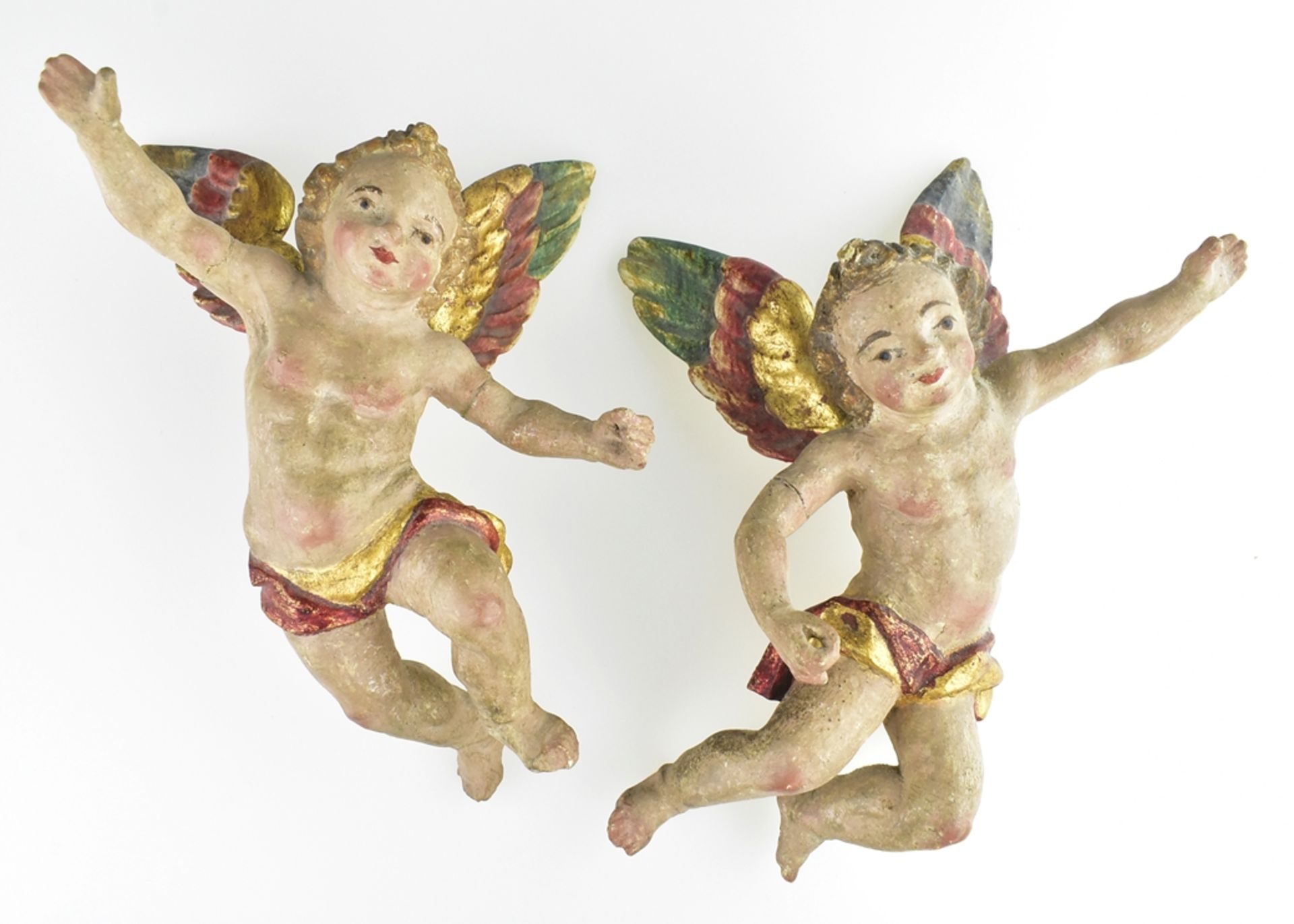 Paar kleine geflügelte Engel. Holz, polychrom gefasst. Werkstatt Giner. Tirol, 18. Jh. H 15 cm