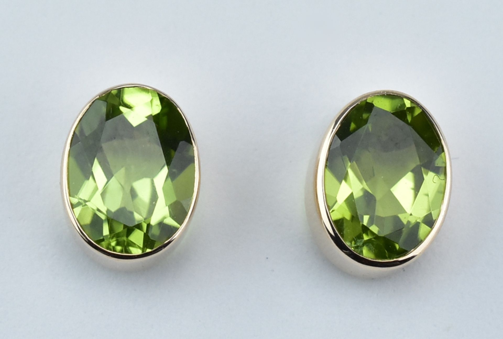 Paar Peridotohrstecker.  Ovale Peridots, facettiert 2,55 ct. 14 ct. RG