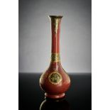 Schlanke Vase. Kugelbauch mit langem Hals, nach oben leicht ausgestellt. Opakes, ziegelrotes Glas m