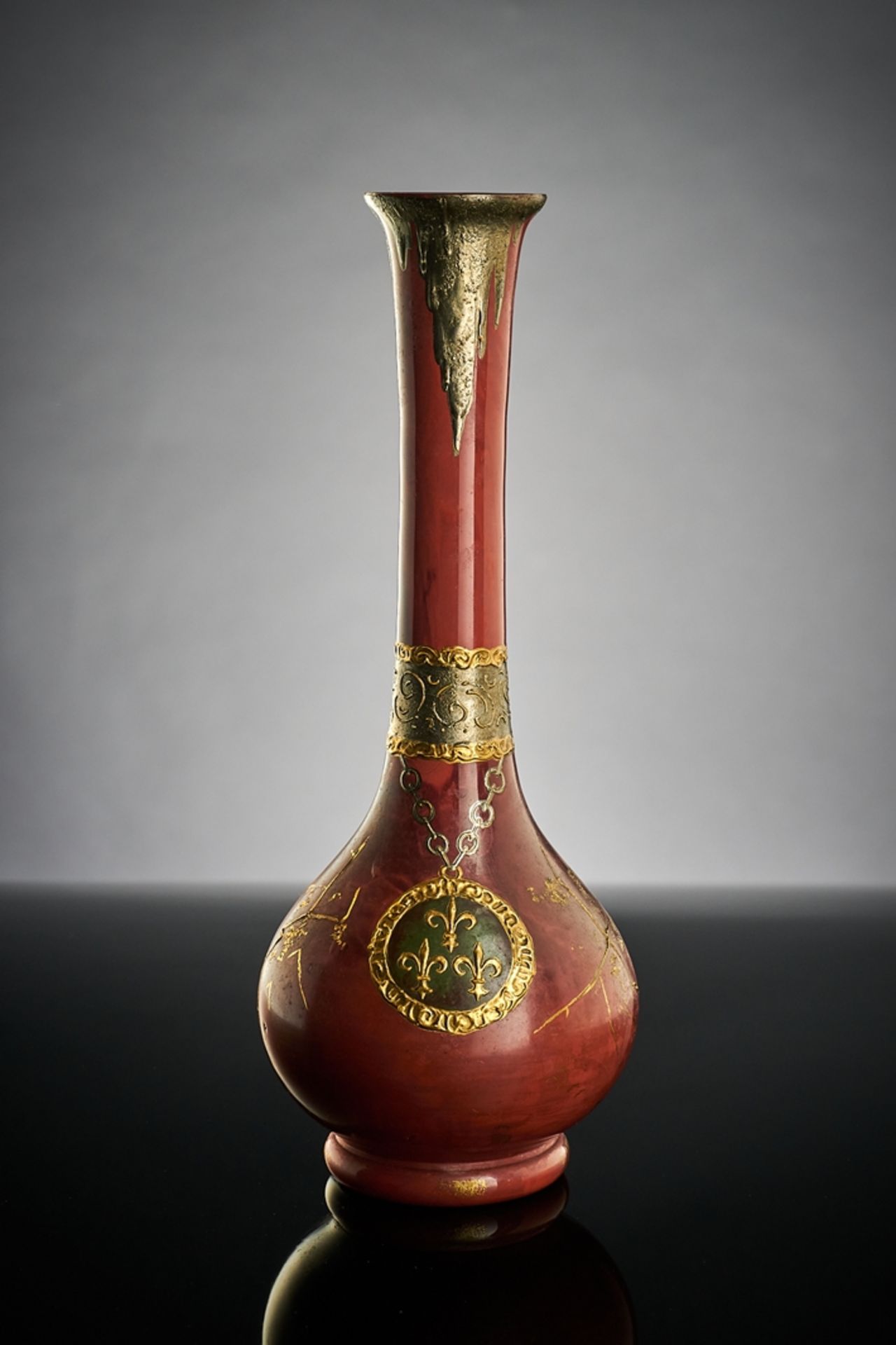 Schlanke Vase. Kugelbauch mit langem Hals, nach oben leicht ausgestellt. Opakes, ziegelrotes Glas m