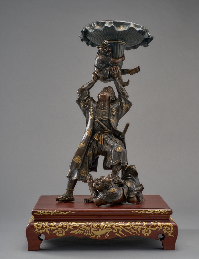 Samurai mit zwei Onis. Abnehmbare Aufsatzschale. Bronze mit Teilvergoldung. Holzsockel. H 55 cm