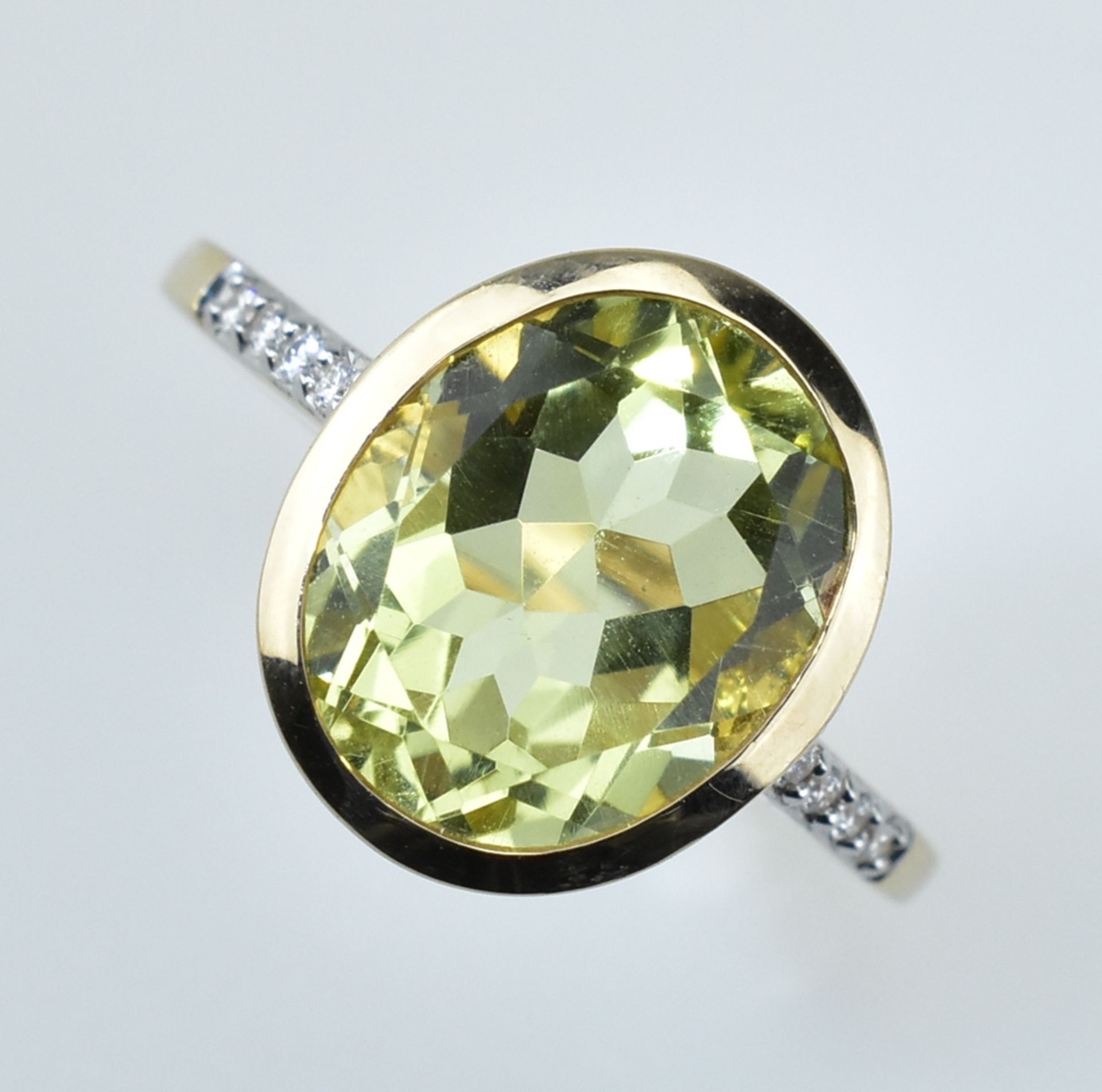 Klassischer Lemoncitrinring.  Ovaler, facettierter Citrin 4,65 ct., seitlich kleine Diamanten 0,05 