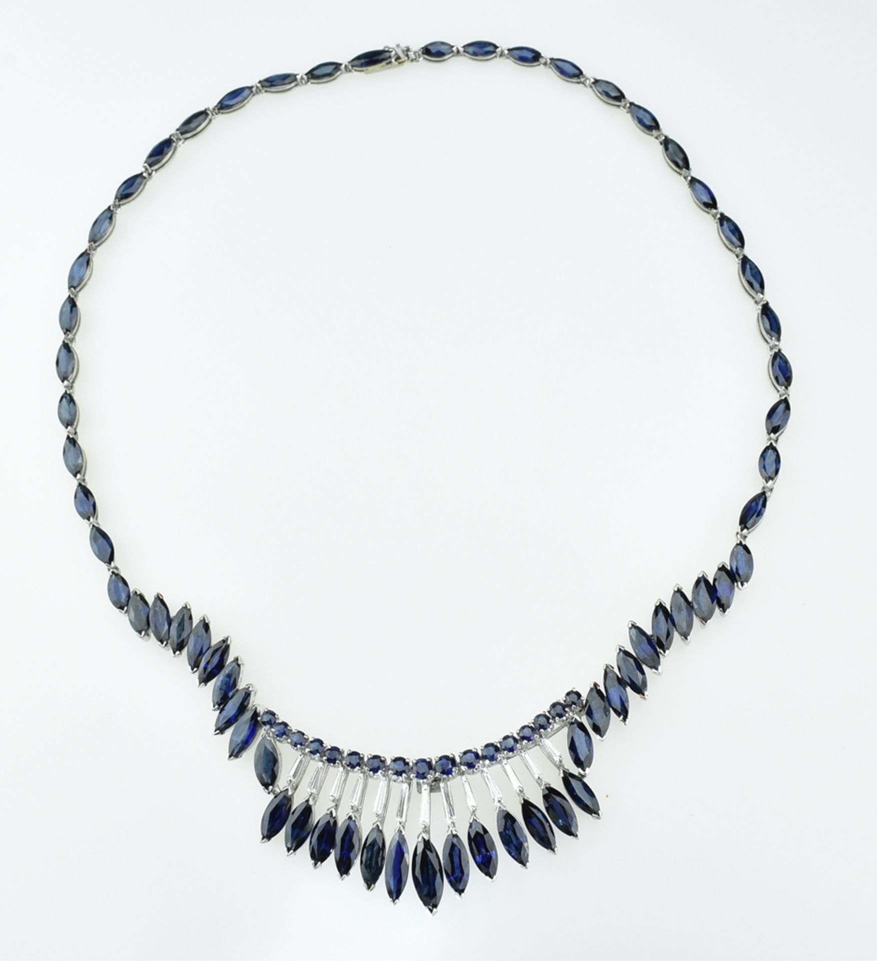 Glamouröses Saphircollier.  Blaue Saphirnavetten ca. 45,69 ct. mit Diamant-Baguetten 0,91 ct. 14 ct