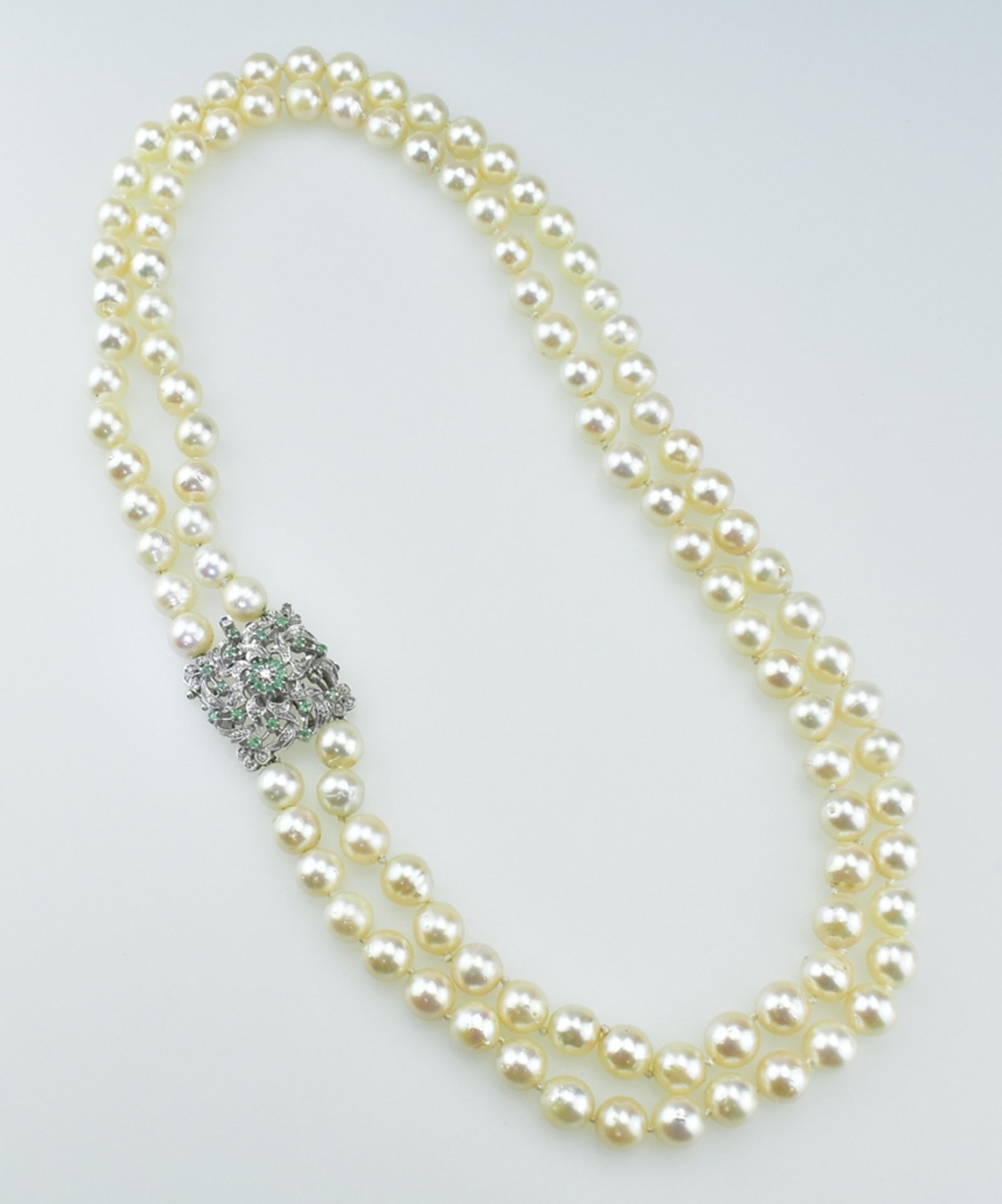 Zweireihige Perlenkette. Akoyaperlen Ø 8,5 mm. 18 ct. WG-Schloß mit kleinen Smaragden. L 49 cm