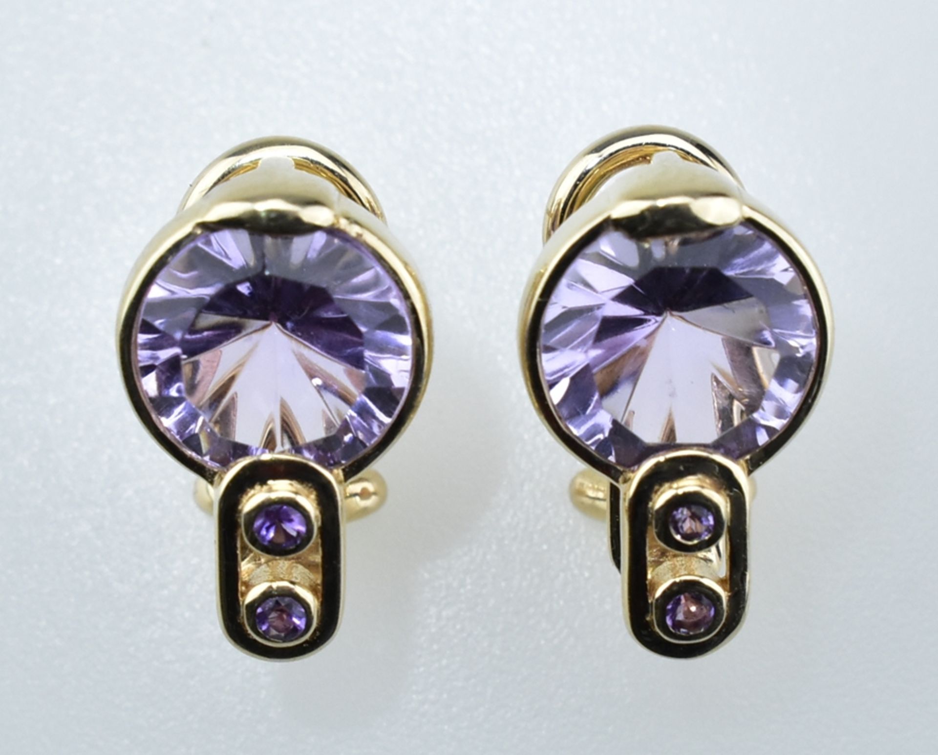 Paar Amethystohrstecker mit Clipmechanik.  Amethyste facettiert 3,06 ct. 14 ct. RG