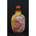 Snuffbottle. Pekingglas. Drachen mit gelbem Fond. China. H 7,5 cm