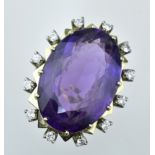 Großer Amethystring. Oval facettiert mit Diamanten entouriert. 14 ct. GG. 14,8 g