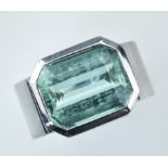 Turmalinring.  Blaugrüner Turmalin im Emerald Cut von 6,86 ct. (Namibia). Massive 18 ct. WG-Fassung