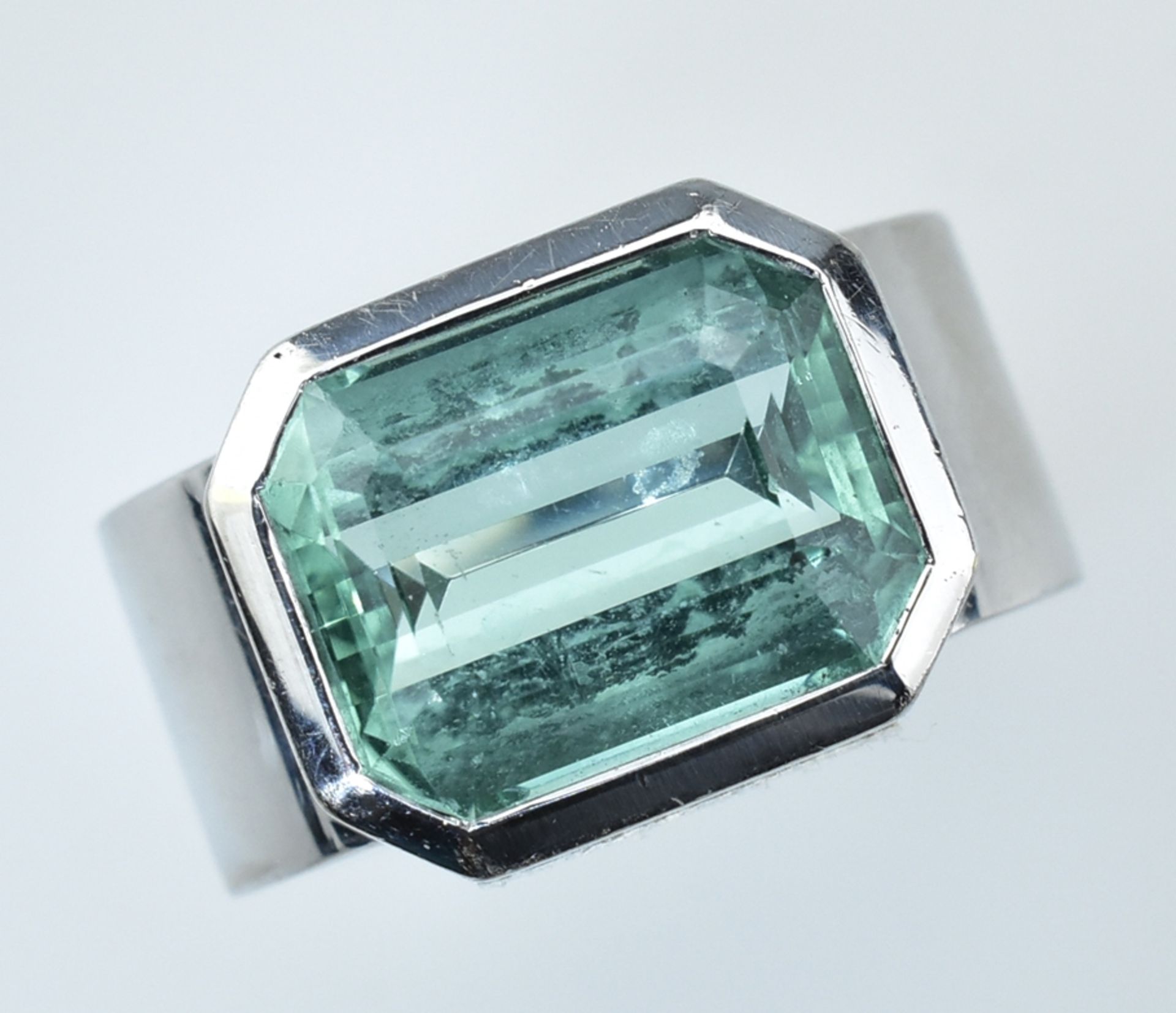 Turmalinring.  Blaugrüner Turmalin im Emerald Cut von 6,86 ct. (Namibia). Massive 18 ct. WG-Fassung