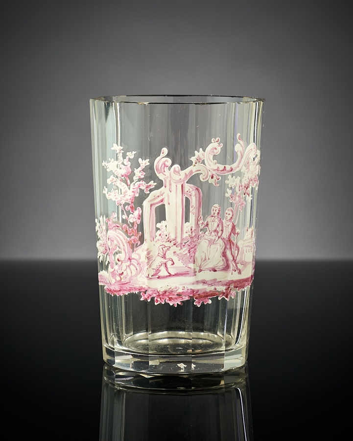 Kleiner Becher. Facettiert. Emaille-Bemalung in rosa. Liebespaar mit Hund. Schürer'sche Glasmalerw