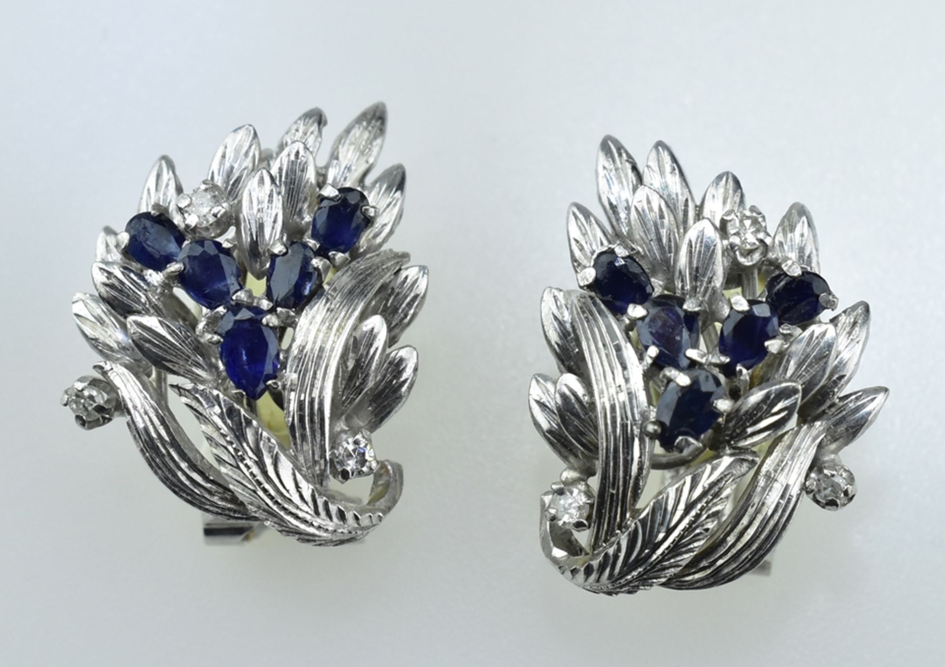 Paar Saphir-Ohrclips. Blaue Saphire mit kleinen Diamanten. 14 ct. WG. 9 g