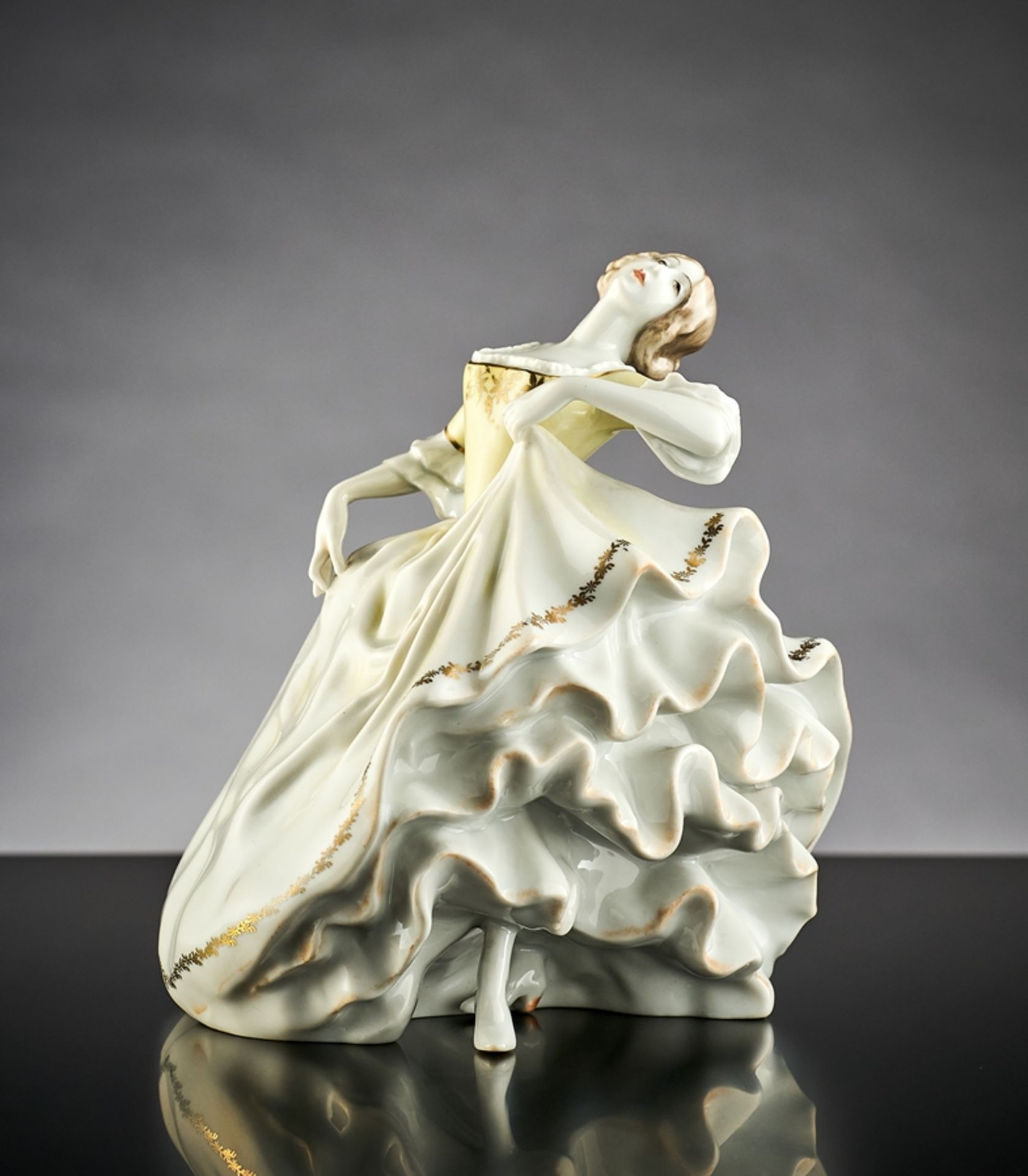 Junge Frau im Ballkleid. Polychrom staffierte Figurine. Rosenthal 1949. H 16,5 cm