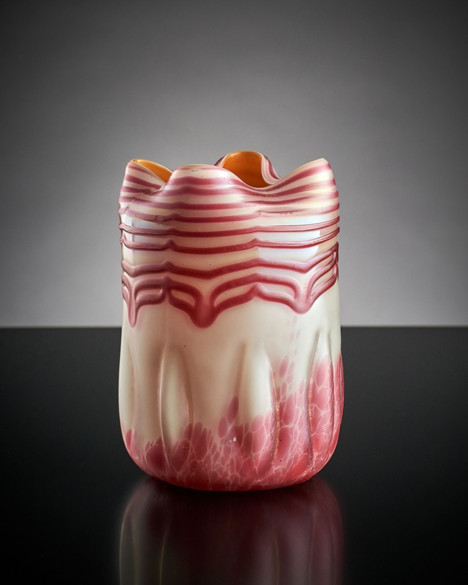 Kleine Vase.  Rosa/orangefarbener Grund mit weißem Opalüberfang. Aufgeschmolzene, gekämmte Fäden. G