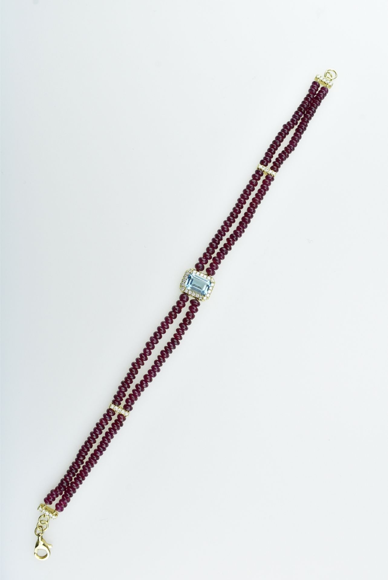 Reizendes Rubin-Topasarmband. Zwei Reihen mit Rubin-Rondellen 26,7 ct. Mittig gefasster Blautopas - Image 2 of 2