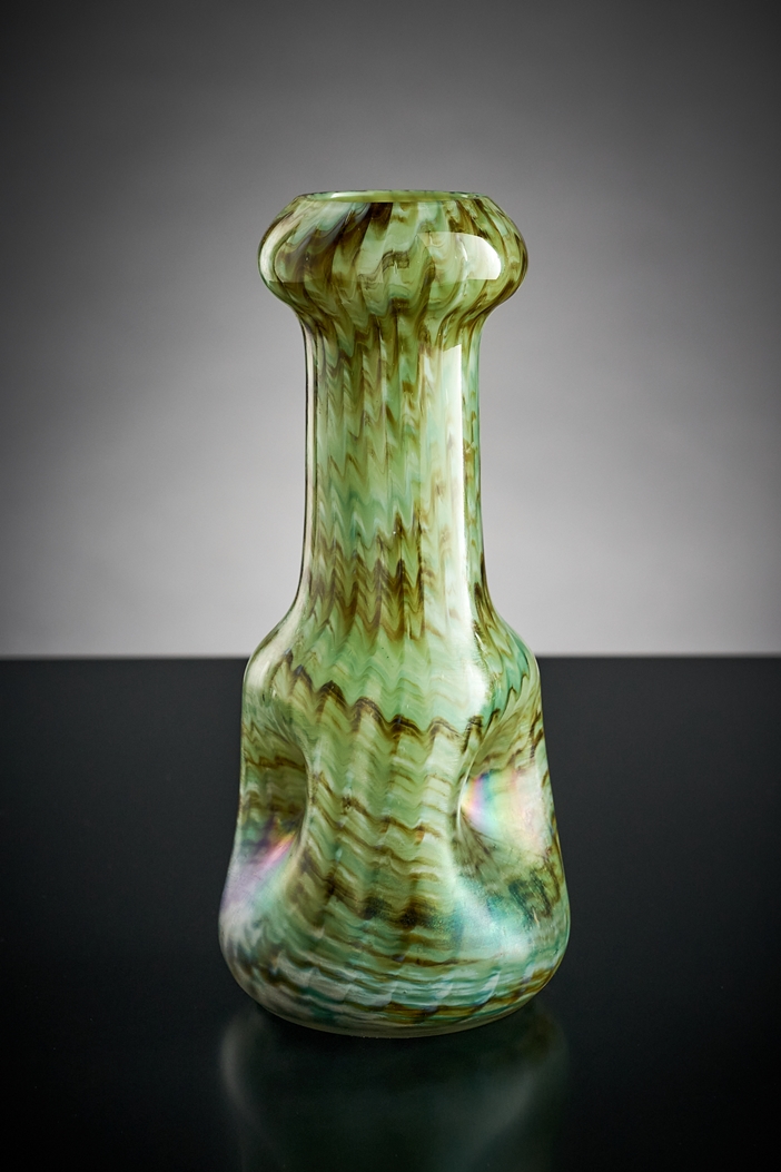 Kleine Vase. Gedellter Korpus. Marmoriertes Glas. Poschinger, Buchenau? Um 1900. H 18 cm