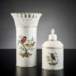 Konvolut Blumenvase und Teedose. Polychrome Vogelmalerei. Vase 18,5 cm und Dose 13 cm. Höchst