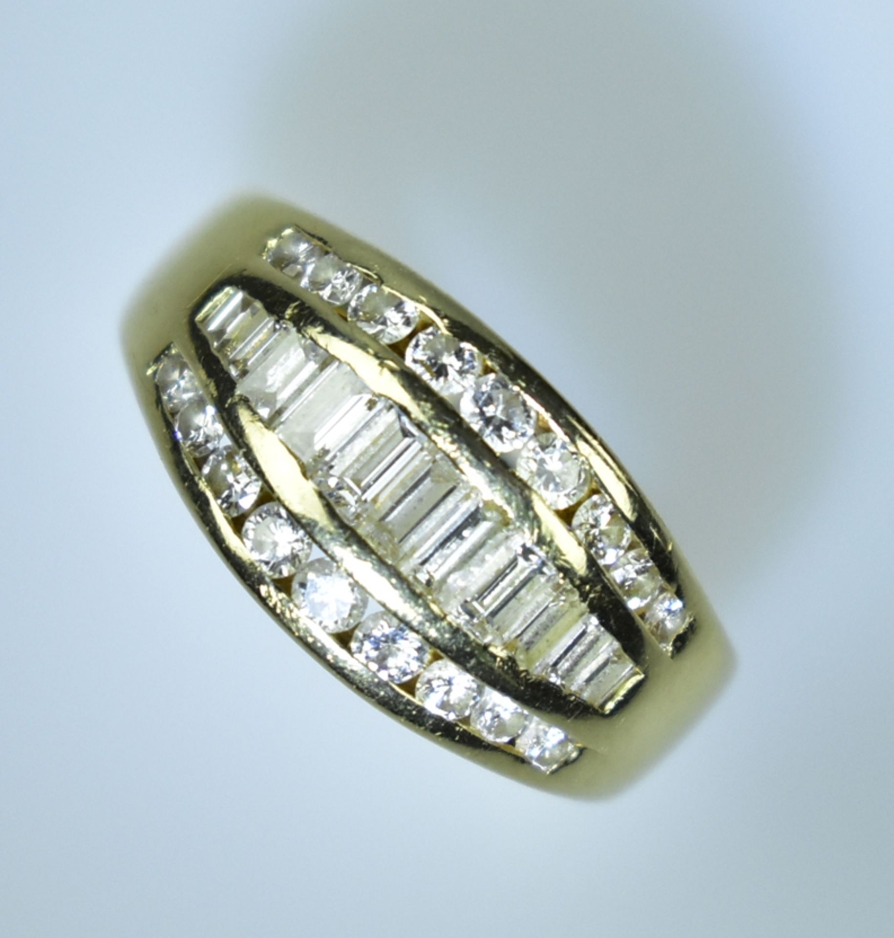 Diamantring.  Diamanttrapeze zus. 0,45 ct. Brillanten zus. ca. 0,36 ct. 18 ct. GG. Fassung offen