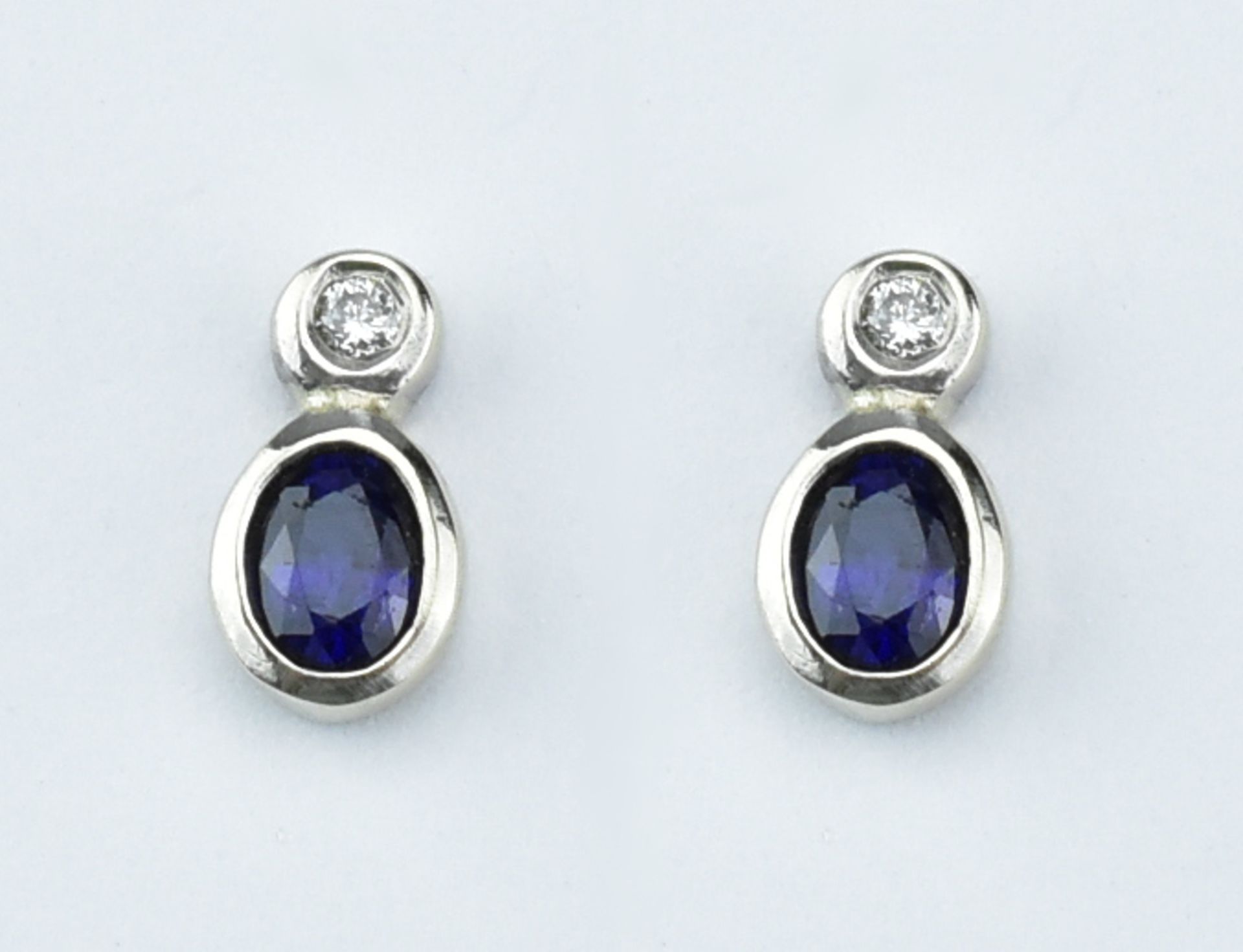 Paar zarte Ohrstecker mit blauen Saphiren und zwei kleinen Diamanten. 14 ct. GG/WG