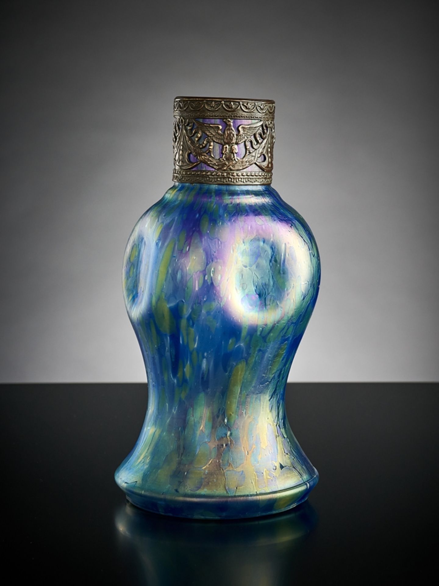 Vase mit Kupferrand. Gedellter Korpus. Kröselaufschmelzungen und Irisierung. Böhmen, um 1910. H 20 