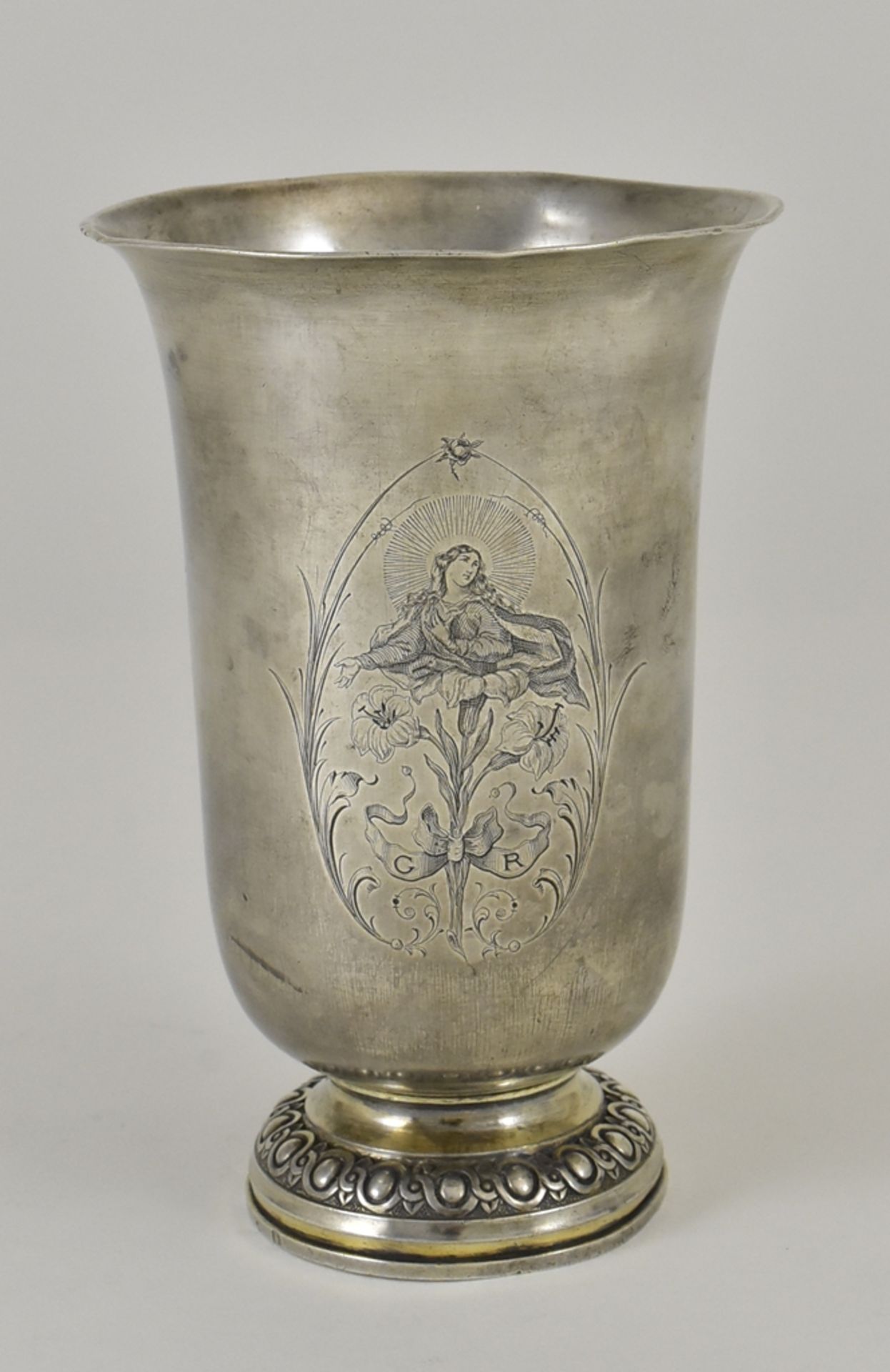 Schwerer Fußbecher. Glockenförmige Cuppa mit Gravur. Maria über Lilien. Frankreich 19. Jh. H 14,5 c