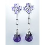 Paar Amethyst-Pendeloques. Mit Amethyst-Pampeln und Blütenfassung 18 ct. WG. Steckbrisur