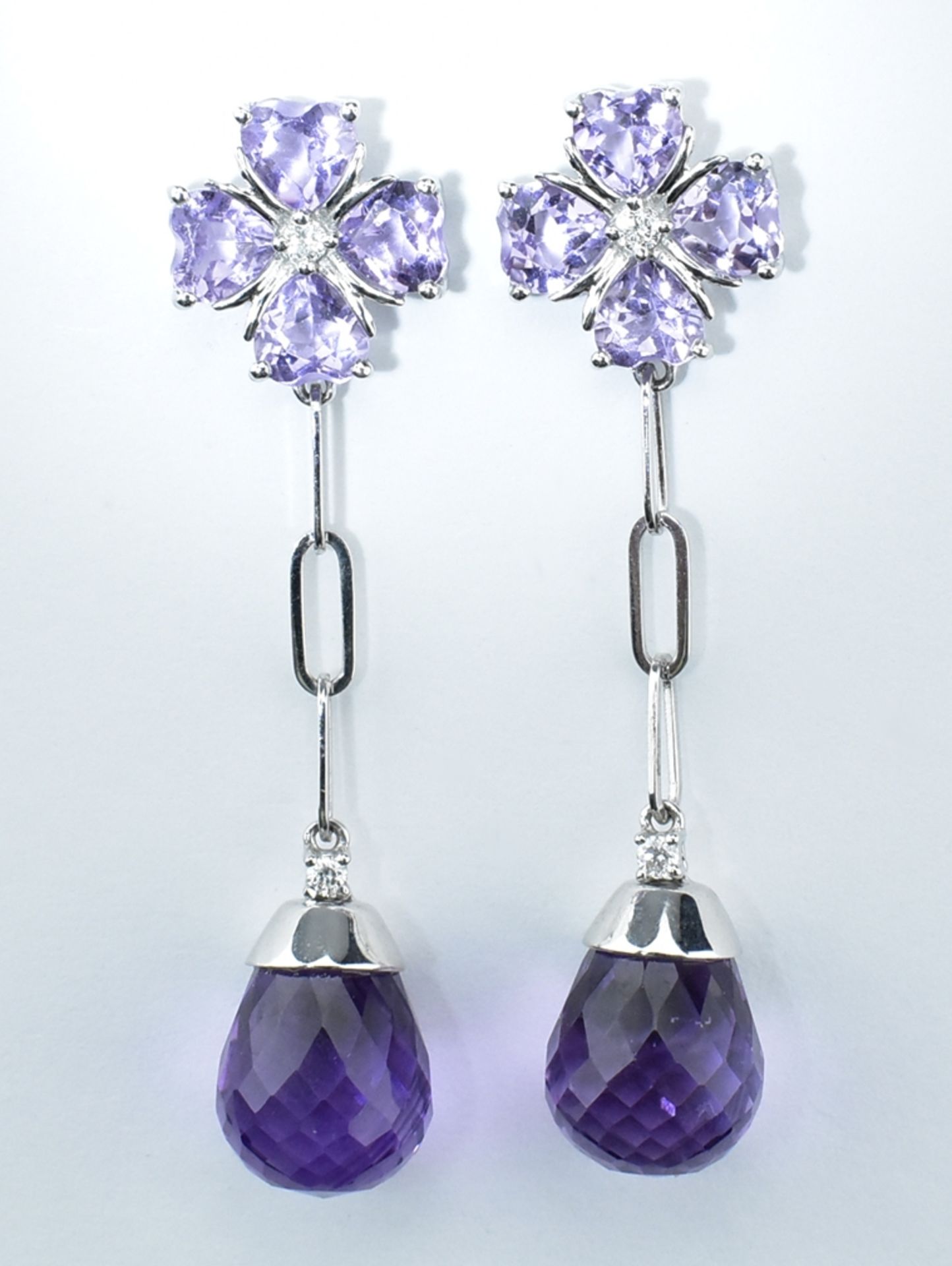 Paar Amethyst-Pendeloques. Mit Amethyst-Pampeln und Blütenfassung 18 ct. WG. Steckbrisur