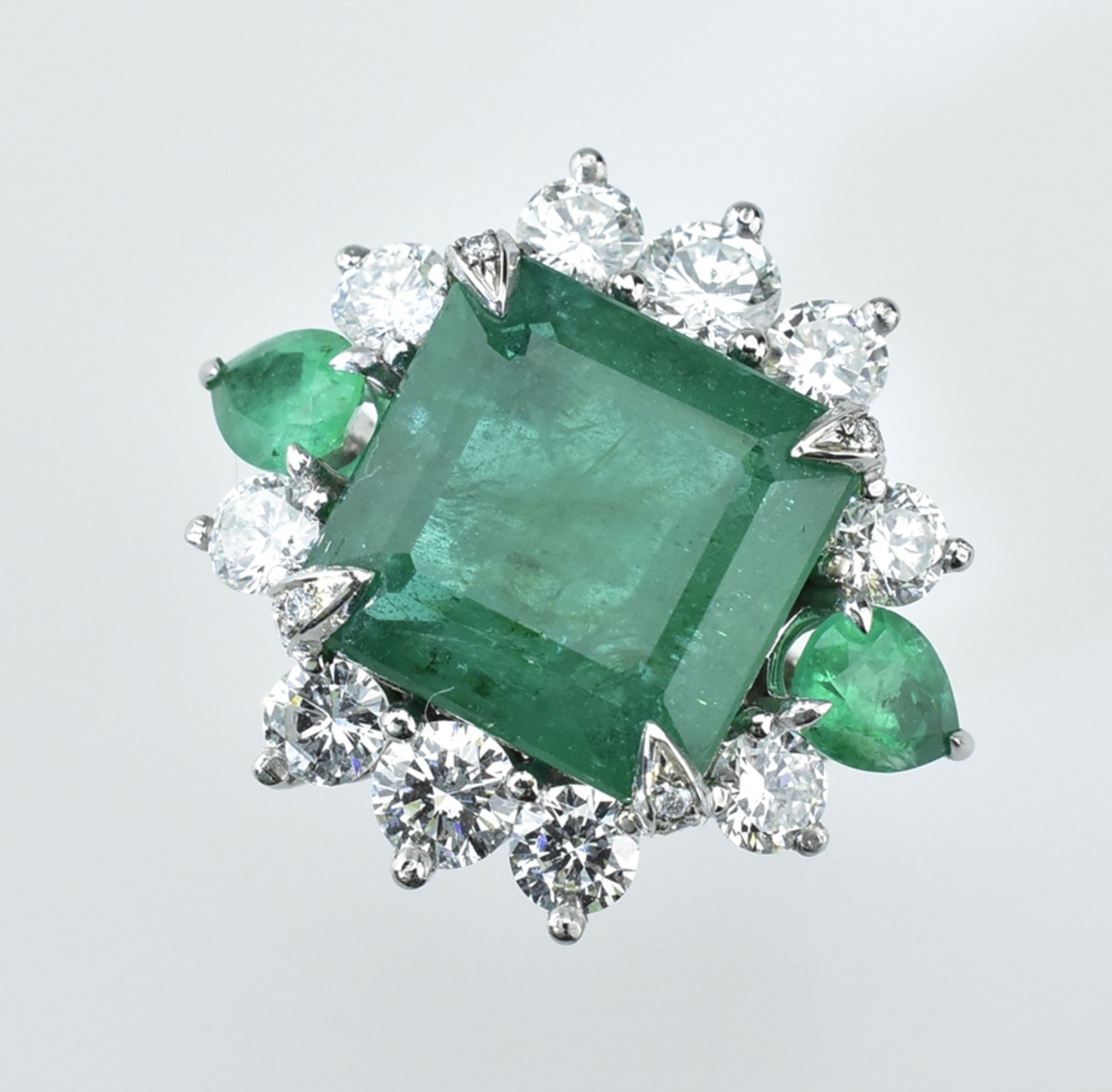 Fantastischer Smaragd-Brillantring. Außergewöhnlicher quadratischer Smaragd 13,36 ct. mittig gefass