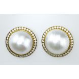 Paar elegante Mabéperl-Ohrclips. Perlen Ø 2cm (1 besch). Mit Brillanten von zus. 1,60 ct. karmosier