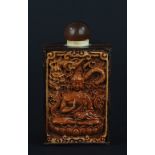 Snuffbottle. Holz mit zwei Darstellungen im Relief (Drache und Buddha). Signaturenmarke. China. H 7