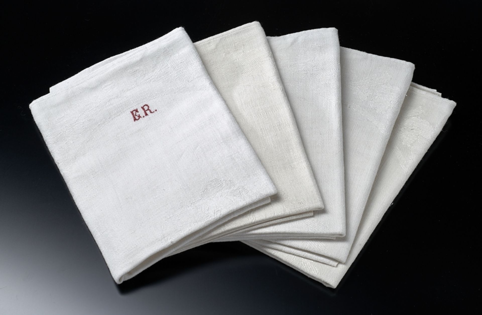 Fünf Handtücher 'ER'. Halbleinen. Um 1900. 94 x 47 cm