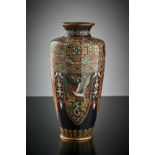 Cloisonné-Vase. Balusterform. Reserven mit Drache und Phönix. Feine polychrome Blüten und Ranken. K