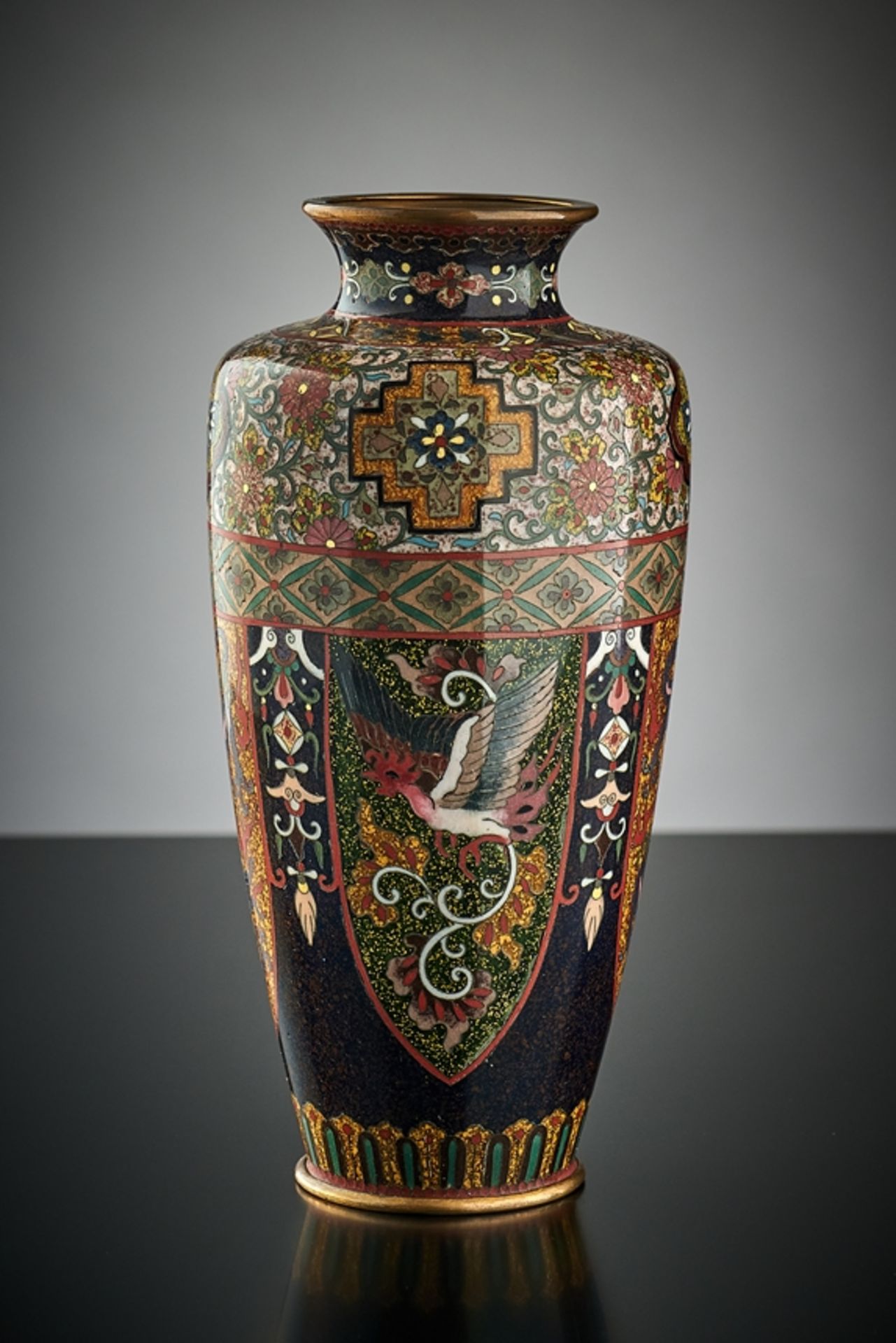 Cloisonné-Vase. Balusterform. Reserven mit Drache und Phönix. Feine polychrome Blüten und Ranken. K