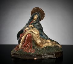 Pietá. Auf einem Rasensockel sitzende Madonna, über den Leichnam Christi gebeugt. Terrakotta, rücks