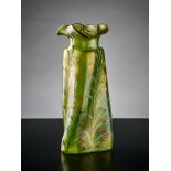 Vase. Dreieckiger, gedrehter und gedellter Korpus mit gewelltem Rand. Schnitt 7910/9. Grünes, matt