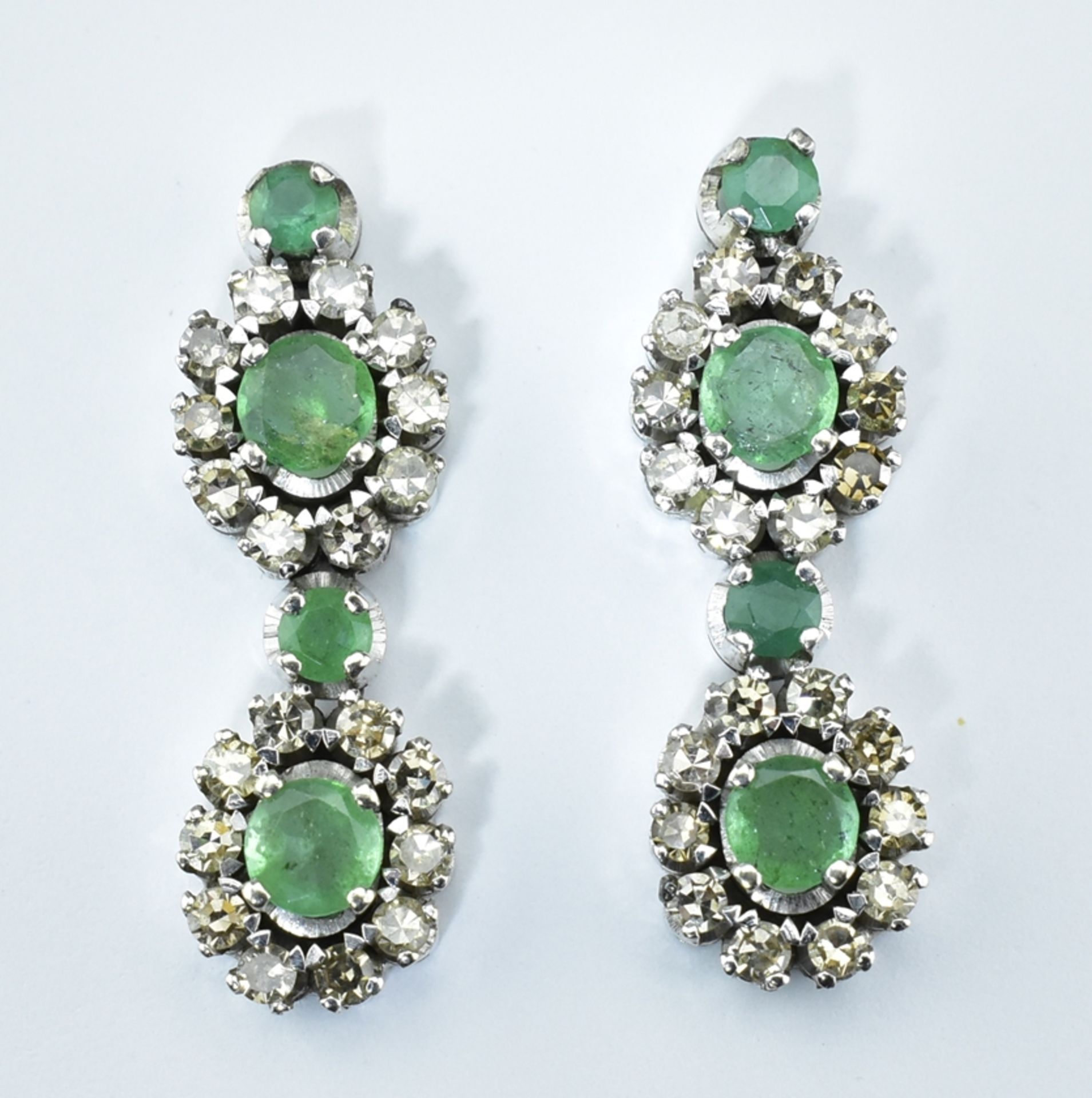 Smaragd-Diamant-Pendeloques. Diamanten ca. 1 ct. dazu vier ovale und vier runde Smaragde in 14 ct. 
