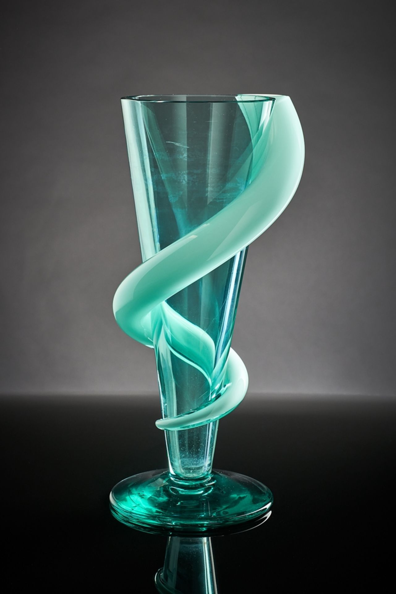 Rosenthal-Vase.  Studioline. Sign. Meergrünes Glas. Konisch nach unten verjüngt. Hohe Spirale mit o