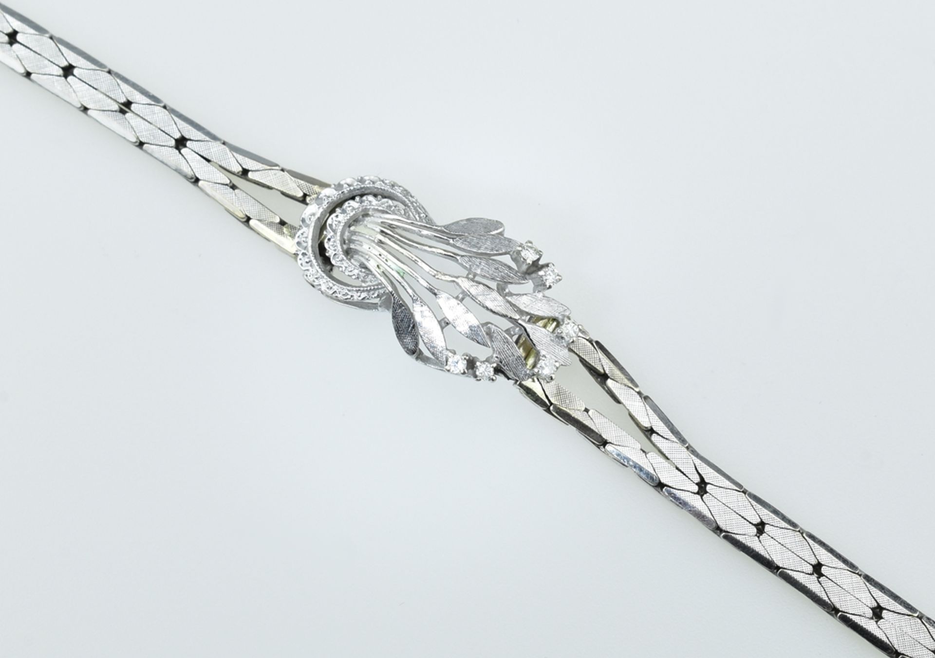 Armband mit kleinen Diamanten. 14 ct. WG. L 16 cm. 20 g
