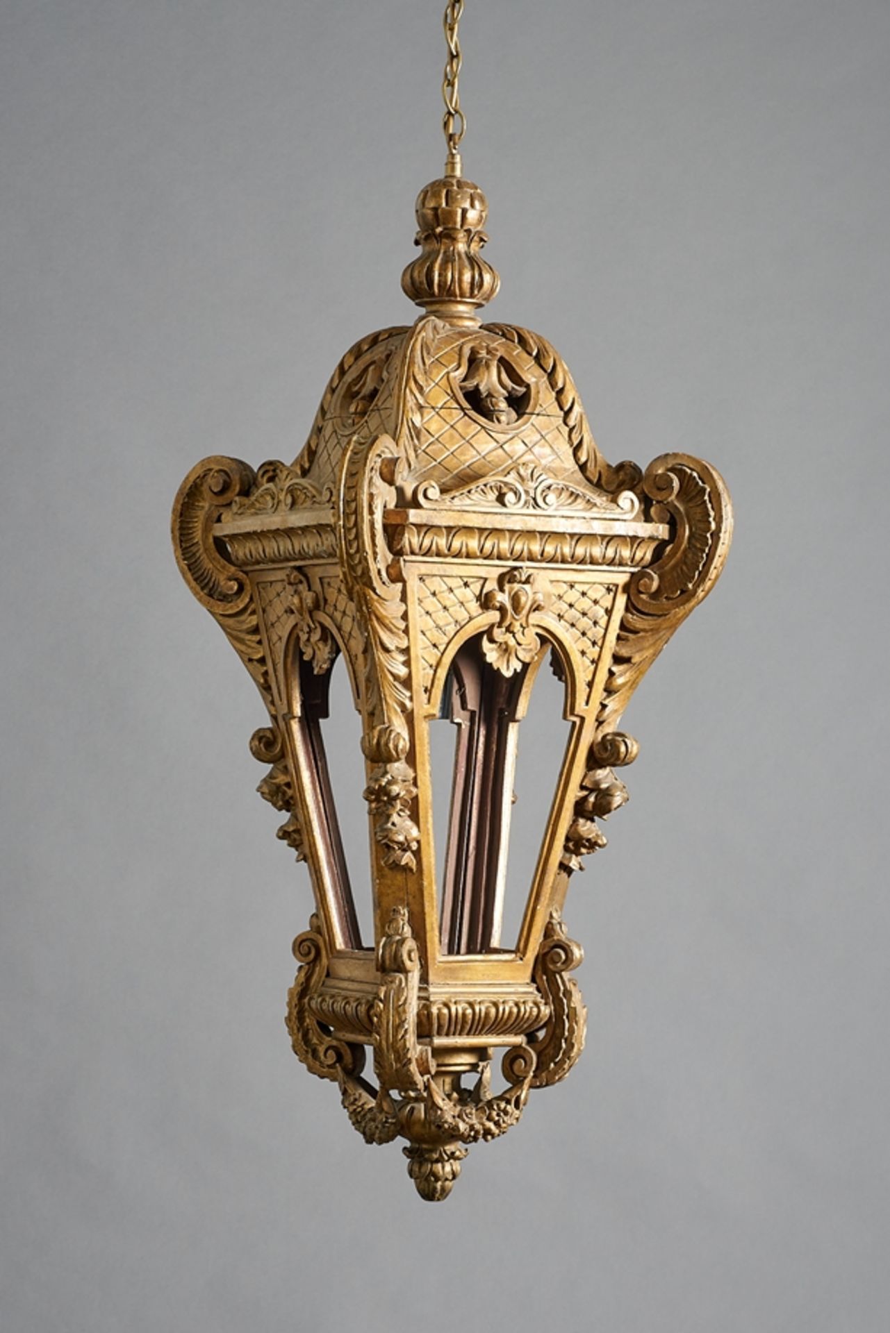 Lampe in Laternenform. Elektrifiziert. Holz vergoldet. Italien. H 90 cm