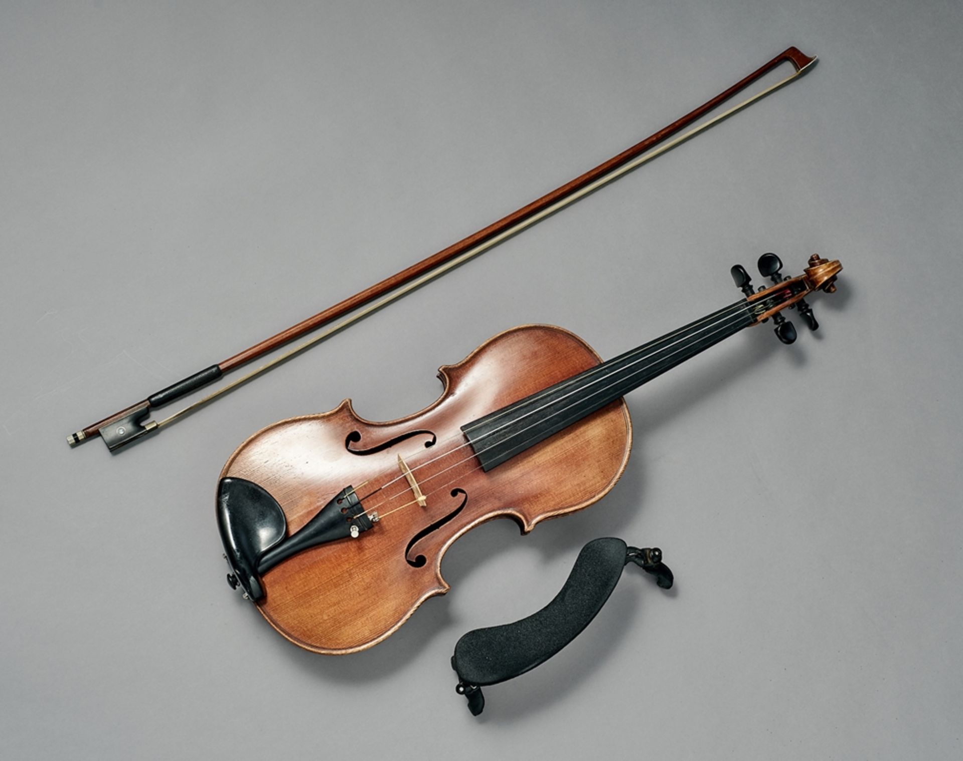 Geige mit Bogen.  Klebezettel 'Silvestri Lugduni anno 1838. Fratres'