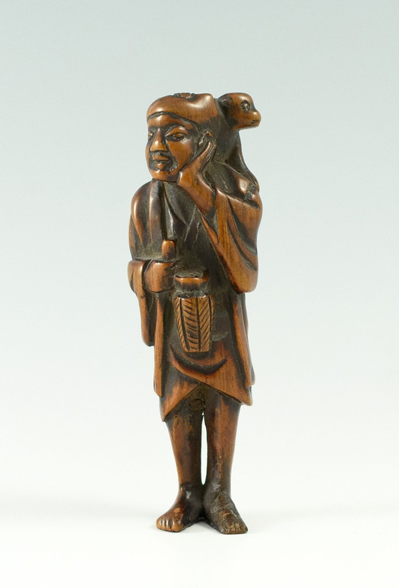 Sarumawashi (Affenjongleur) mit Affe auf dem Rücken. Buchsbaum. 19. Jh. H 7,9 cm. Ehem. Hauswedell,