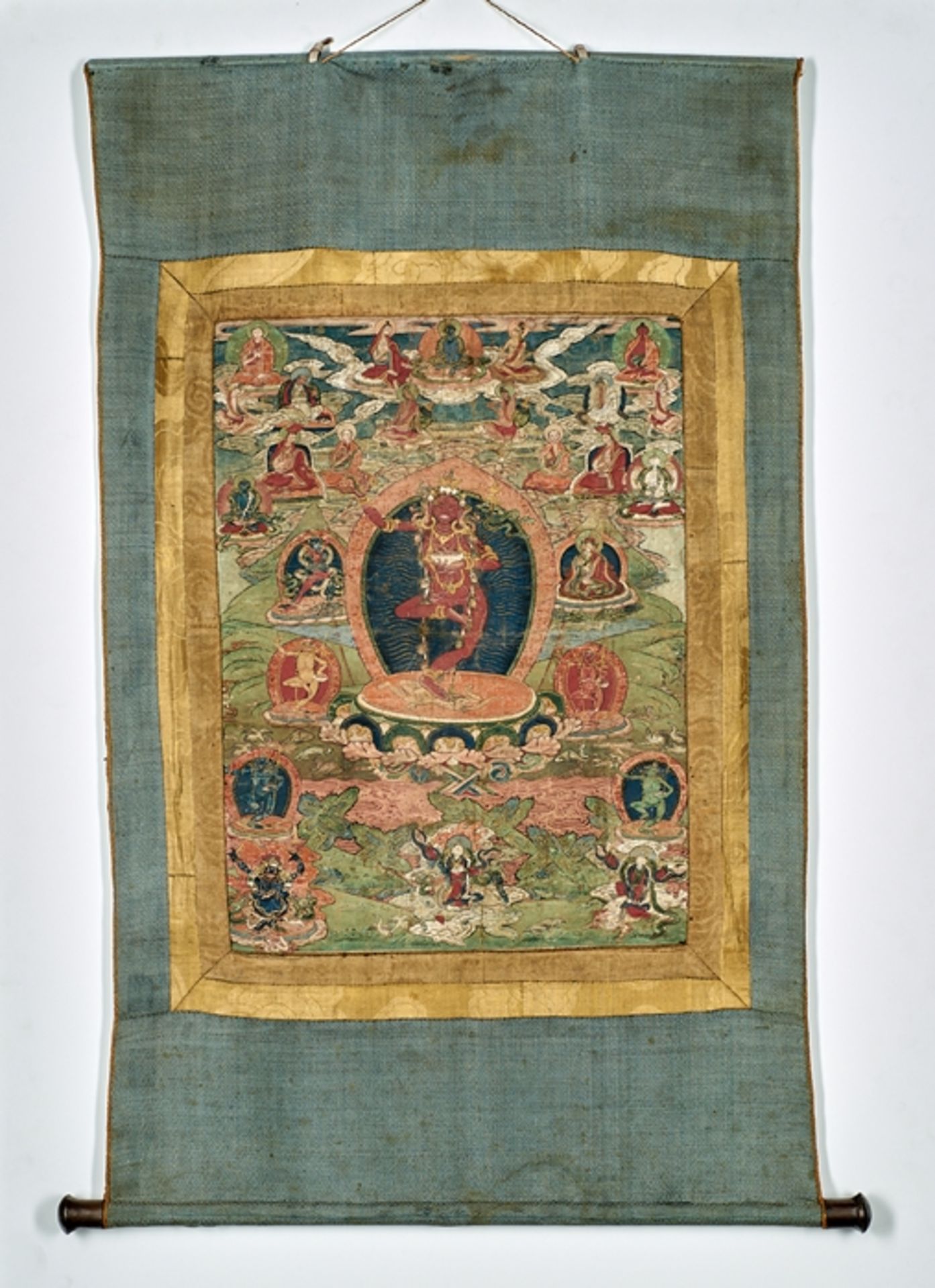 Thangka.  Tanzende Dakini von Buddhas und Bodhisattvas umgeben. Tibet, 18./19. Jh. Bildgröße 44 x 3