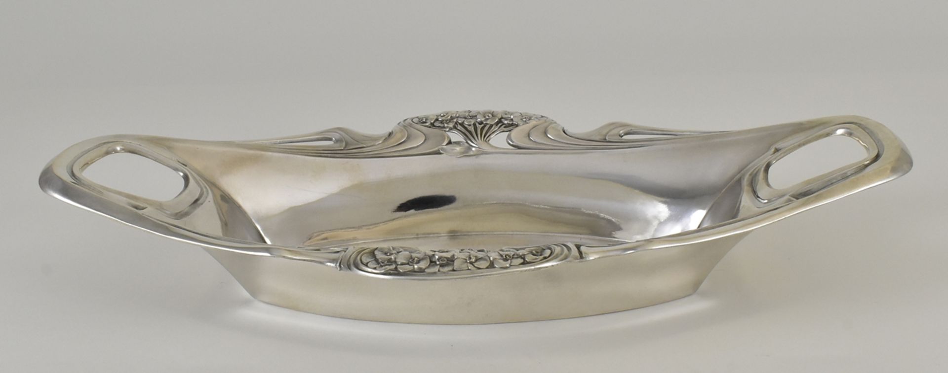 Jugendstilschale. Ovale Schale mit zwei Handhaben. Blütensträuße. Meistermarke Wilhelm Binder, Schw